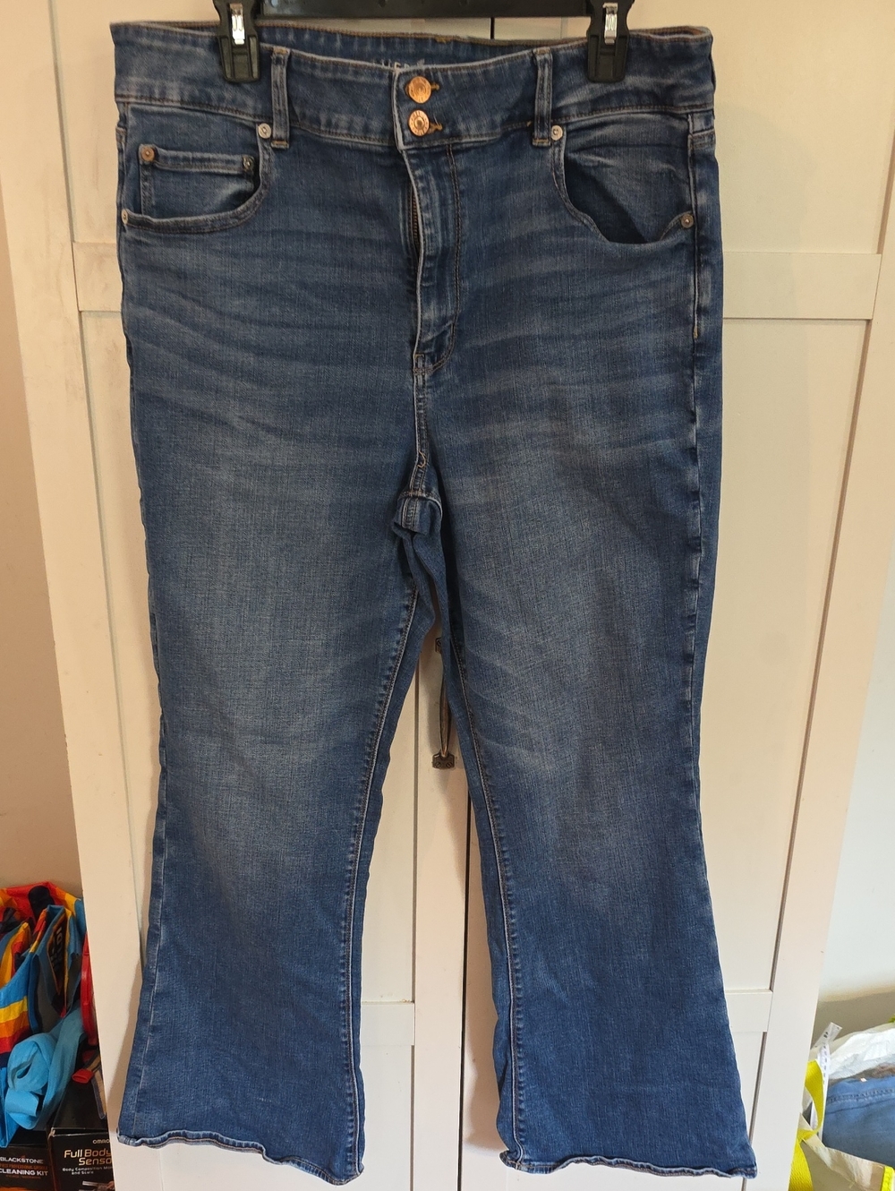 American Eagle Outfitters Women's Artist Flared Jeans in Medium Blue